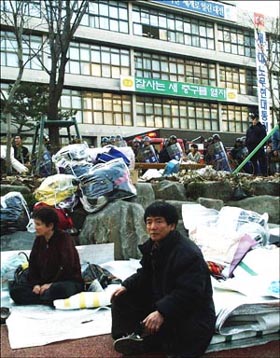 중구청 앞 길거리 임시숙소마저 빼앗긴 철거민들 